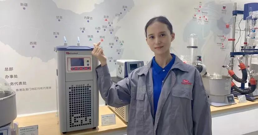 升降旋轉(zhuǎn)玻璃反應(yīng)釜除了操作簡單還有哪些優(yōu)點